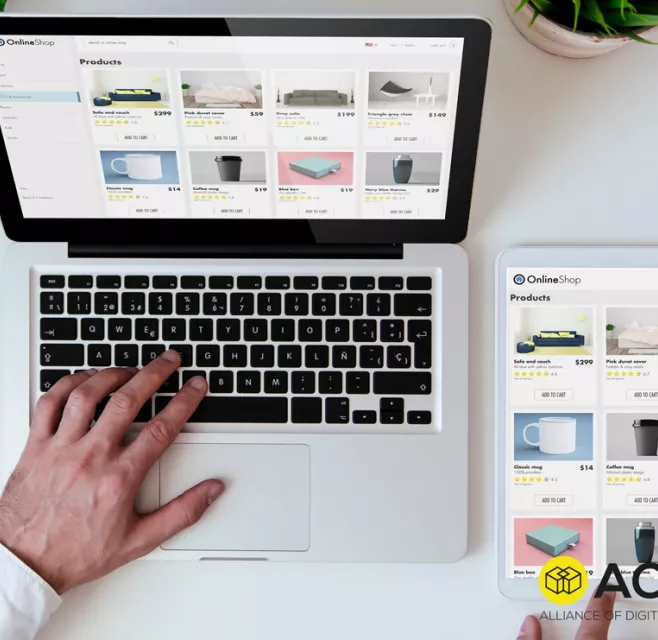 Vue de dessus d’un ordinateur portable et d’un smartphone montrant un site e-commerce