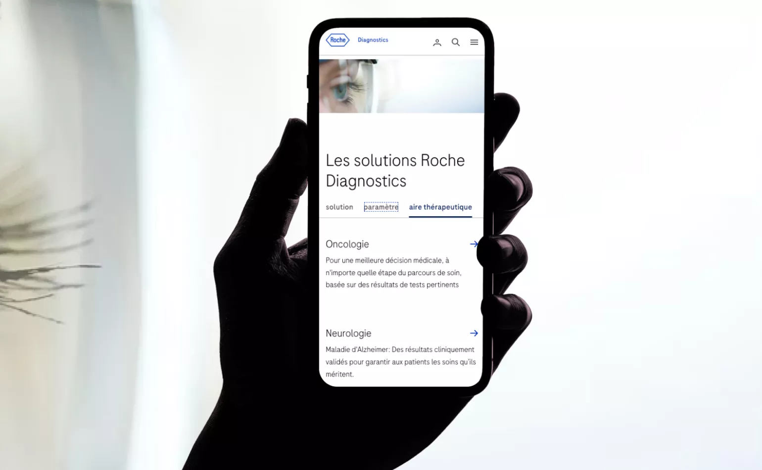 Version mobile responsive de l'interface du site de Roche Diagnostics affichée sur l'écran d'un smartphone.