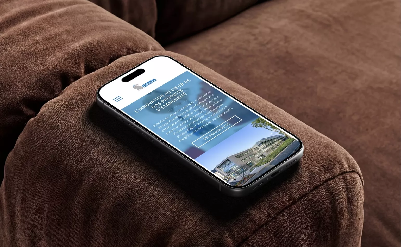 Version mobile responsive du site de Soprema, configurée pour offrir un accès simple aux guides de solutions et produits d'étanchéité.