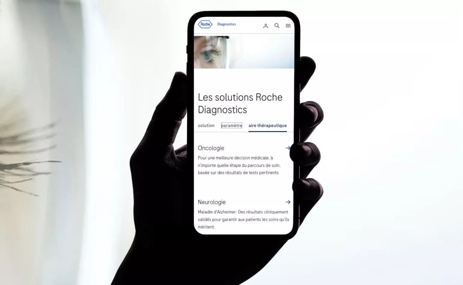 Version mobile responsive de l'interface du site de Roche Diagnostics affichée sur l'écran d'un smartphone.