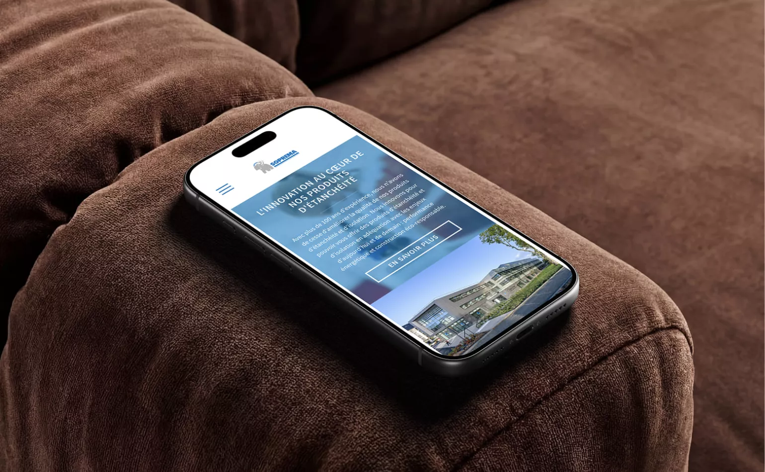 Version mobile responsive du site de Soprema, configurée pour offrir un accès simple aux guides de solutions et produits d'étanchéité.